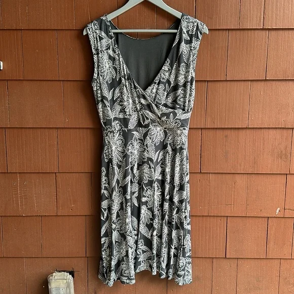 LOFT Gray/White Midi Dress with open back- Size Medium - Picture 2 of 4